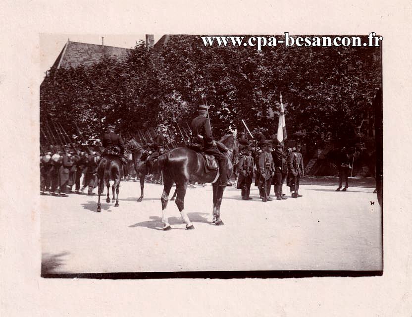 BESANÇON - Défilé militaire de l'infanterie avenue de Canot